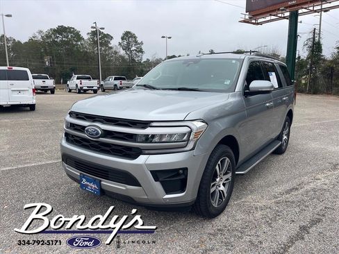 Used 2023 Ford Expedition XLT image 3