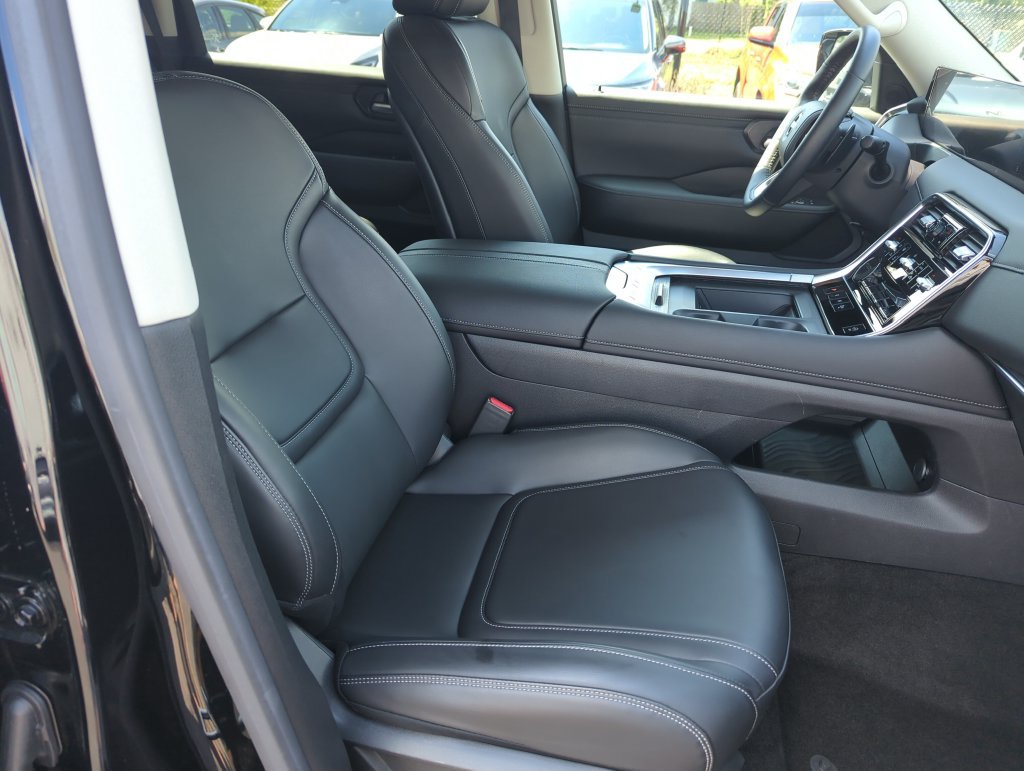 Used 2025 Nissan Armada SV AWD/4WD image 36