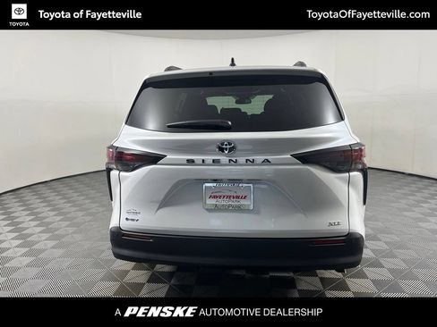 Used 2026 Toyota Sienna XLE FWD image 4