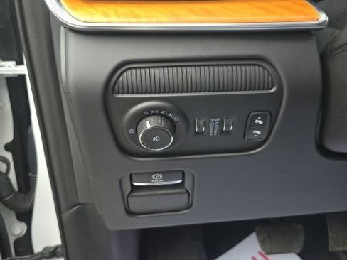 Used 2024 Jeep Grand Wagoneer L Series III AWD/4WD image 15