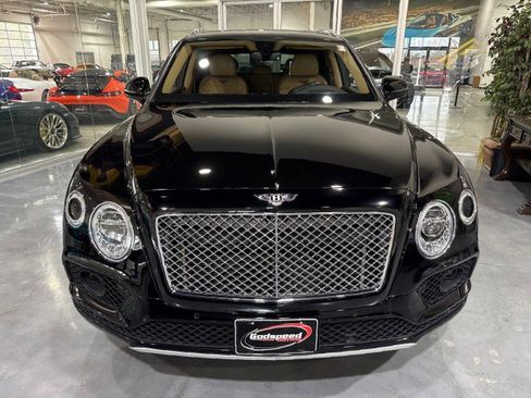 Used 2017 Bentley Bentayga image 2