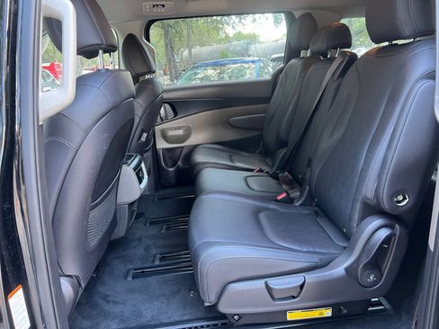 Used 2026 Kia Carnival FWD image 43