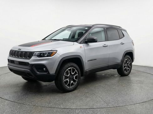 Used 2025 Jeep Compass Trailhawk AWD/4WD image 3