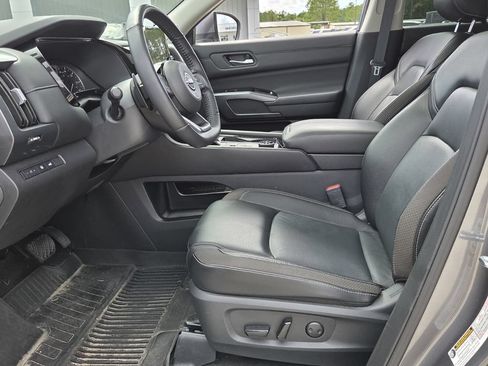 Used 2024 Nissan Pathfinder SL w/ SL Premium Package AWD/4WD image 12