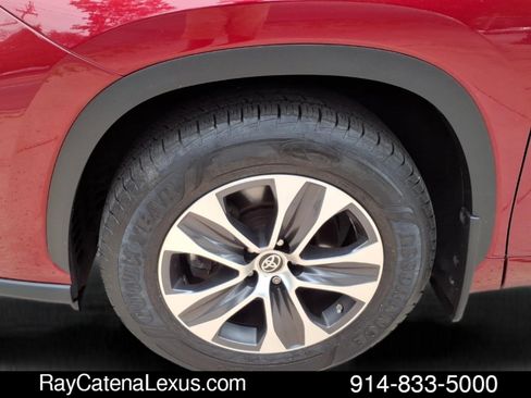 Used 2021 Toyota Highlander XLE AWD/4WD image 8