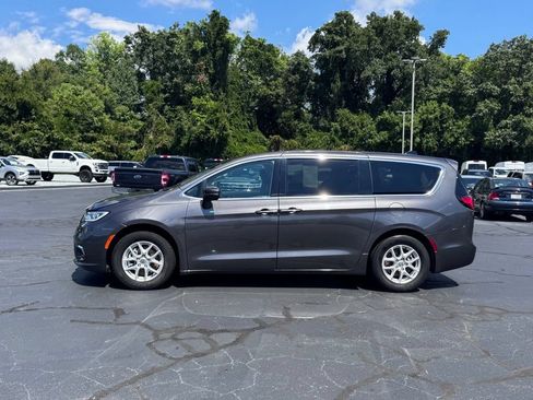 Used 2023 Chrysler Pacifica Touring-L FWD image 3