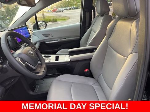 Used 2025 Toyota Sienna XLE FWD image 8