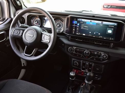 Used 2025 Jeep Wrangler Rubicon image 37