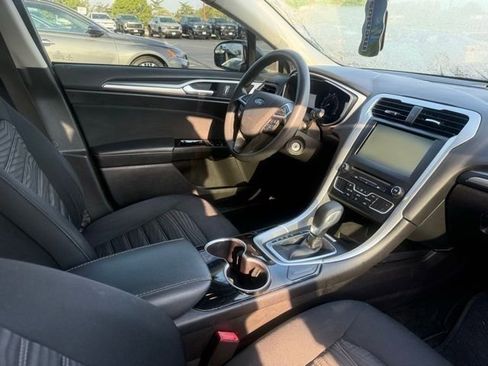 Used 2016 Ford Fusion SE image 4