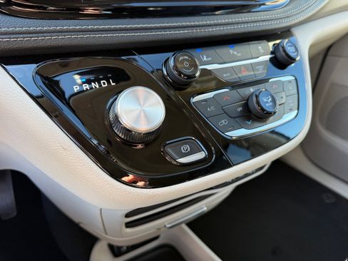 Used 2023 Chrysler Pacifica Touring-L image 28