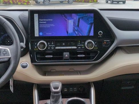 Certified 2024 Toyota Highlander Limited FWD image 18