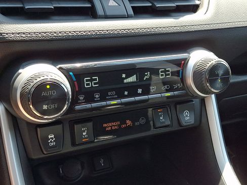 Used 2021 Toyota RAV4 XLE w/ Convenience Package AWD/4WD image 16