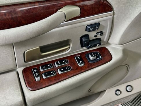 Used 2005 Lincoln Town Car Signature Limited RWD image 15