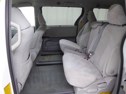 Used 2014 Toyota Sienna LE image 25