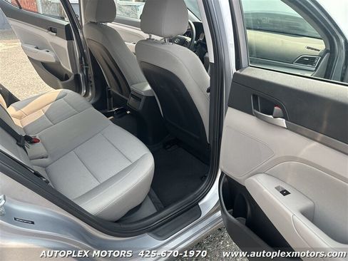 Used 2017 Hyundai Elantra SE FWD image 23