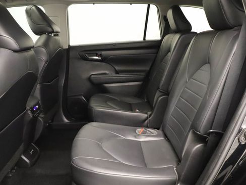 Used 2021 Toyota Highlander XLE FWD image 16