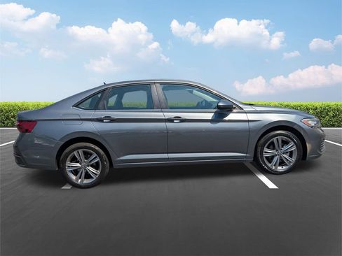 Used 2024 Volkswagen Jetta SE FWD image 3