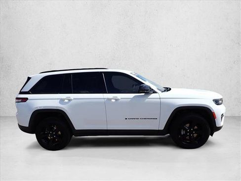 Used 2023 Jeep Grand Cherokee Altitude AWD/4WD image 5