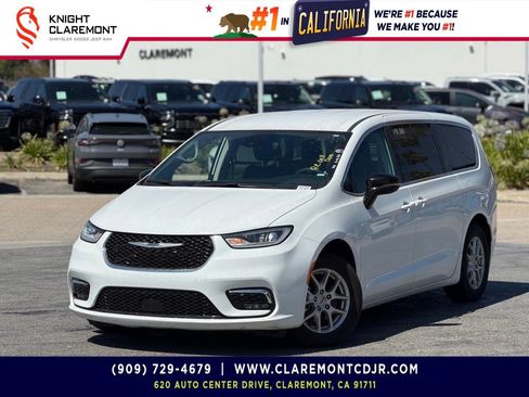 Used 2024 Chrysler Pacifica Touring-L FWD image 1
