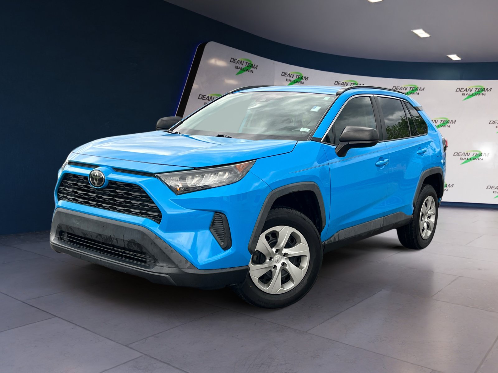 Used 2019 Toyota RAV4 LE FWD image 3