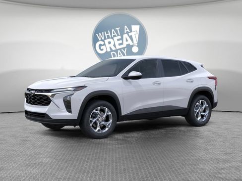 Used 2026 Chevrolet Trax LS w/ LS Convenience Package FWD image 2