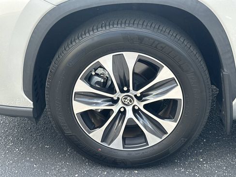 Used 2024 Toyota Highlander XLE AWD/4WD image 13