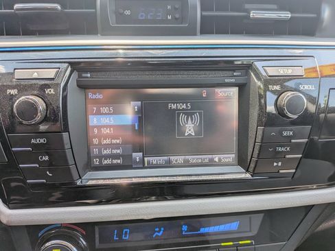 Used 2015 Toyota Corolla LE FWD image 19