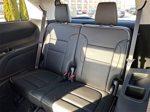 Used 2023 GMC Acadia Denali w/ Black Diamond Edition image 11