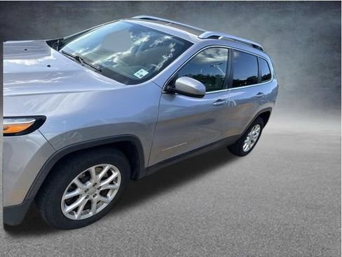 Used 2018 Jeep Cherokee Latitude Plus FWD image 2