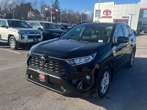 Used 2021 Toyota RAV4 XLE w/ Convenience Package image 3