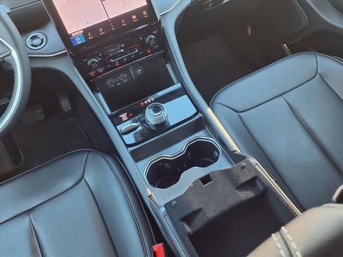 Used 2025 Jeep Grand Cherokee Limited image 11