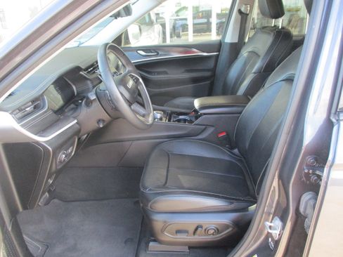 Used 2023 Jeep Grand Cherokee L Limited w/ Luxury Tech Group II AWD/4WD image 4