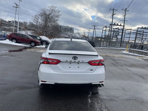 Used 2019 Toyota Camry SE image 4