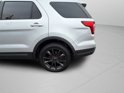 Used 2018 Ford Explorer XLT w/ XLT Appearance Package AWD/4WD image 38