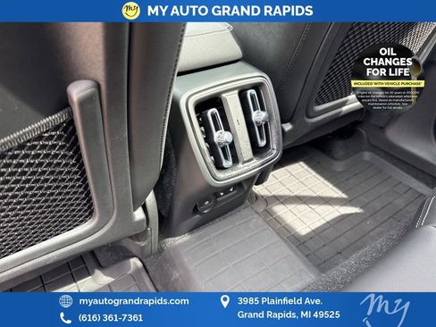 Used 2022 Volvo XC40 T5 R-Design w/ Advanced Package image 27