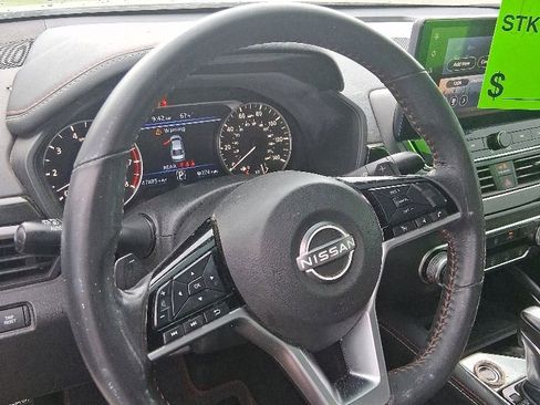 Used 2023 Nissan Altima 2.5 SR w/ SR Premium Package FWD image 9
