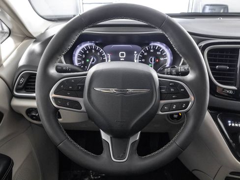 Used 2022 Chrysler Pacifica Touring-L FWD image 27