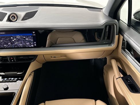 Certified 2025 Porsche Cayenne image 31