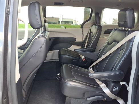 Used 2023 Chrysler Pacifica Touring-L FWD image 28