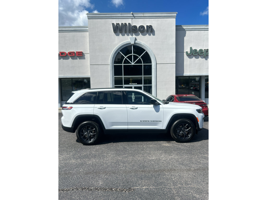 New 2027 Jeep Grand Cherokee Altitude RWD image 1