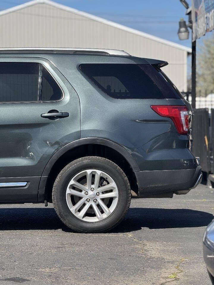 Used 2016 Ford Explorer XLT w/ Equipment Group 202A AWD/4WD image 17
