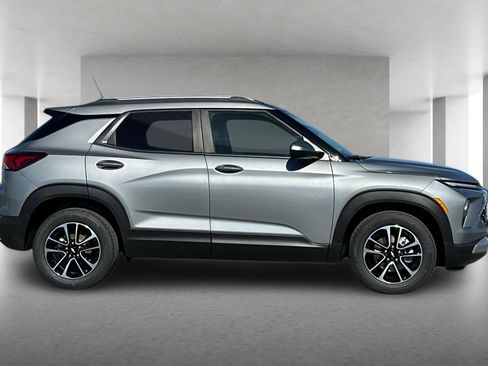 Used 2026 Chevrolet TrailBlazer LT w/ LT Cold Weather Package FWD image 3