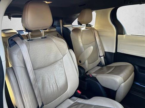 Used 2021 Toyota Sienna Limited image 19