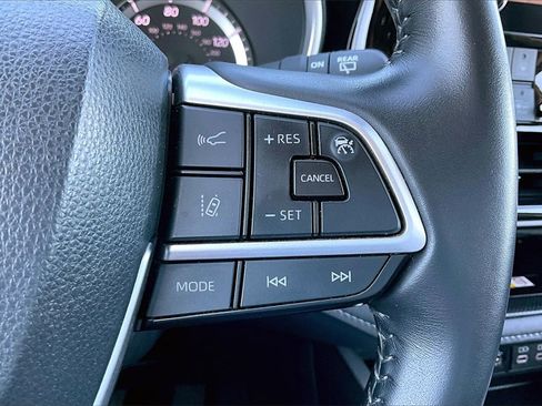 Used 2024 Toyota Highlander XLE image 17