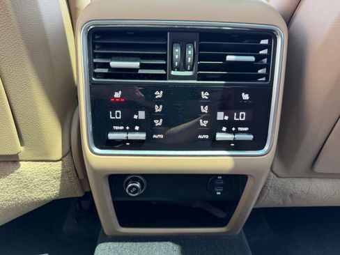 Used 2023 Porsche Cayenne Platinum Edition AWD/4WD image 32