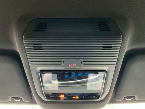 Used 2025 Volkswagen Atlas Cross Sport SE image 17