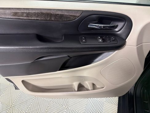 Used 2016 Dodge Grand Caravan American Value Package FWD image 9