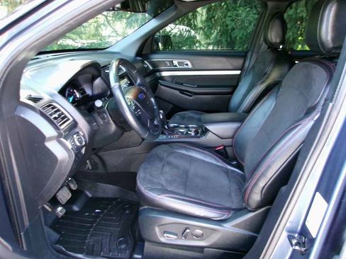 Used 2018 Ford Explorer XLT w/ Equipment Group 202A AWD/4WD image 6