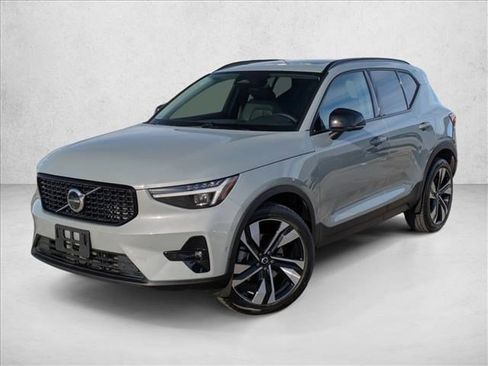 Used 2025 Volvo XC40 B5 Plus w/ Climate Package image 1