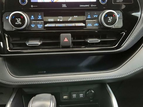 Used 2021 Toyota Highlander XSE AWD/4WD image 32